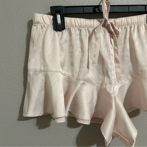 Victoria’s Secret Light Pink Satin Ruffle Loungewear Shorts Women’s Size Medium - Picture 3 of 9